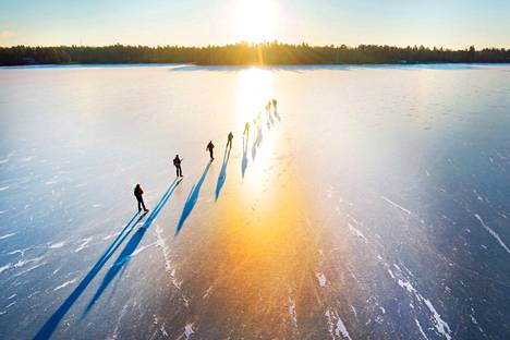 Suomen retkiluisteloiden ryhmä lähti kahden tunnin retkelle Suvisaaristosta. Kuvattu joulukuussa 2021.