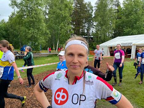 Minna Kauppi juoksi kakkososuuden ja nosti joukkueensa kolmanneksi. Osuusajoissa hän oli neljäs.