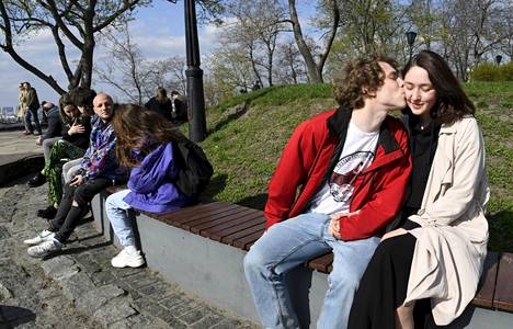 Kiovalainen nuoripari Anna Kovtunenko, 26, ja Andy Kuktenko, 26, viettivät pääsiäissunnuntaita Mikaelin kirkon puistikossa auringonpaisteessa Kiovassa Ukrainassa 24. huhtikuuta. 