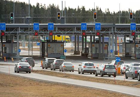 Maaliskuussa 2020 Suomen ja Venäjän rajalla, Nuijamaan rajanylityspaikalla, jonotettiin rajanylitykseen.