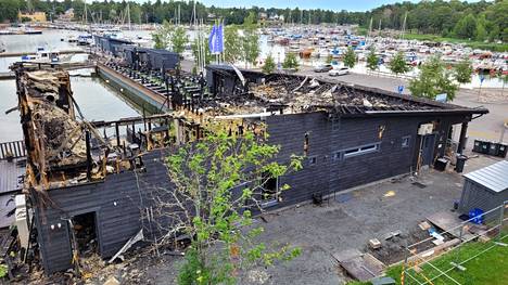 Syväraumanlahden Löylymestari kesäkuun tulipalon jäljiltä. Arkistokuva heinäkuulta 2022.