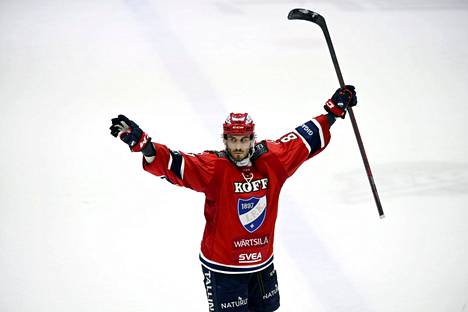 HIFK:n Yohann Auvitu kiskaisi joukkueensa voittomaalin vain noin minuutti ennen pelin loppua.