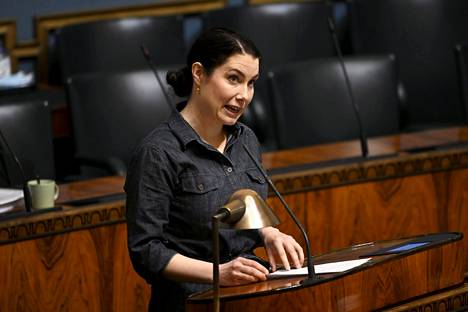Ympäristö- ja ilmastoministeri Emma Kari kuvattiin eduskunnan täysistunnossa 18. toukokuuta.