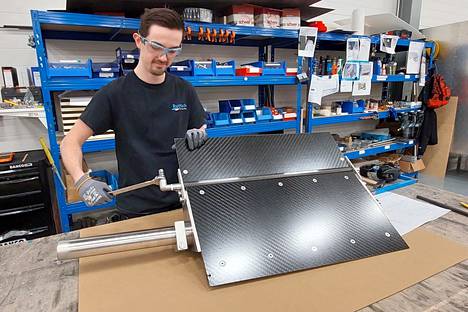Runtech Systemsin työntekijällä Tomi Kivimäellä on kokoonpanossa TailBlade Module, jota käytetään paperikoneen päänviennissä.