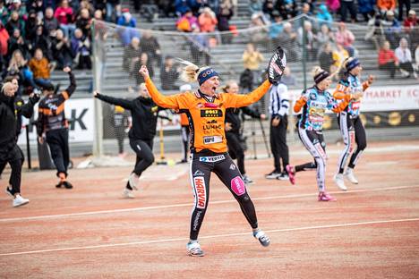 Kirittäret ja lukkari Mari Mantsinen saivat juhlia perjantaina isoa voittoa.