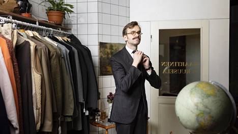 Vaatturi Olli Kaartinen kuvailee itseään ”pukuhifistelijäksi”. Täydellinen istuvuus ei ole kuitenkaan hänen mielestään kaikki kaikessa, vaan vaatteiden on myös tunnuttava hyvältä päällä.