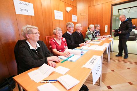 Marraskuun 2018 seurakuntavaaleissa äänestettiin Sääksmäen seurakunnassa vilkkaammin kuin koko maassa. Kaarina Juvakka ja muu vaalilautakunta kuvattiin 18. marraskuuta 2018. 