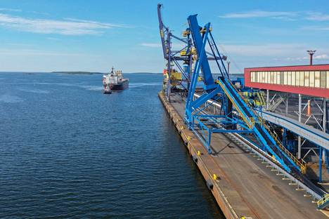 Rauanheimo käsittelee vanadiinin talteenottolaitoksen merikuljetukset Tahkoluodon satamassa.