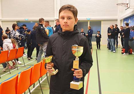 Pokaalit palkintokaappiin. KeuPa HT:n U13-joukkueen maalivahti Joona Koivisto aloitti jääkiekkouransa pihapeleistä.