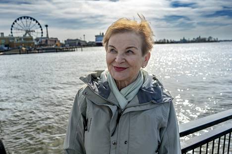 Venäjän ja Suomen ympäristöyhteistyöstä kirjan kirjoittanut Hannele Pokka kuvattiin Kauppatorin rannassa Helsingissä.