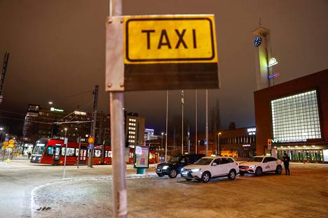 Aamulehti sai viime aikojen taksimurroista uutisvinkin taksiautoilijalta, jonka autoon on murtauduttu. Kuva on Tampereen rautatieaseman pihan taksitolpalta joulukuulta 2021.