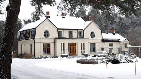 Villa Bertel Ahlström on näyttävä rakennus, mutta käymässä tiloiltaan epäkäytännölliseksi Pyhäjärvi-instituutille.