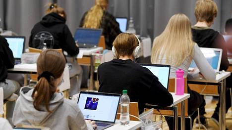 Syksyn ylioppilaskirjoitukset alkoivat maanantaina äidinkielen kokeella. Kuva  Ressun lukiosta Helsingissä. 