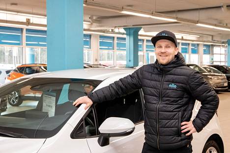 Niio Raision myyntipäällikkö Juha-Matti Koiranen vahvistaa suomalaisten kestosuosikiksi Toyota Corollan.