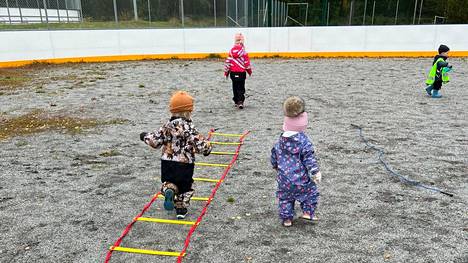Sastamalan perhepäivähoidossa olevat lapset viettivät liikunnallista seikkailupäivää Hopun urheilupuistossa.