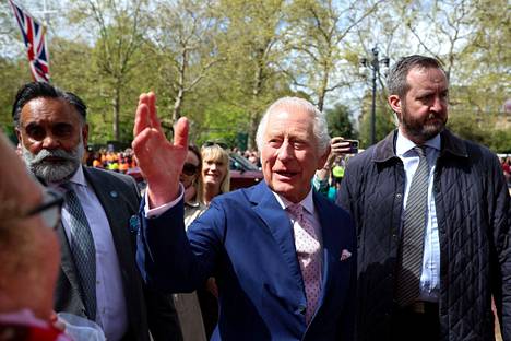 Kuningas Charles III tapasi yleisöä Buckinghamin palatsin lähistöllä. Kuva on otettu kruunajaisviikonlopun tapahtumassa perjantaina 5. toukokuuta.