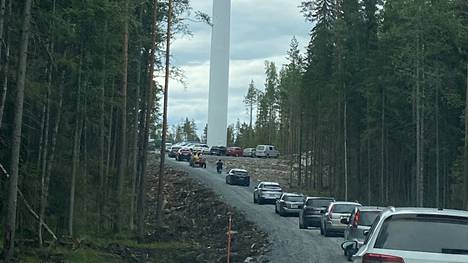 Tuulivoimalalle johtaa noin kilometrin pituinen soratie Mouhijärventieltä. Autoletka eteni kohti tuulivoimalaa.