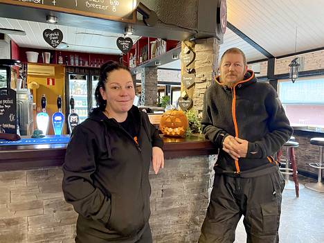 Joki-Pubin uusi isäntäpari Erna ja Sami Juuruskorpi ovat mielissään siitä, että lappilaiset ovat jälleen löytäneet tiensä perinteikkääseen kahvila-ravintolaan. 