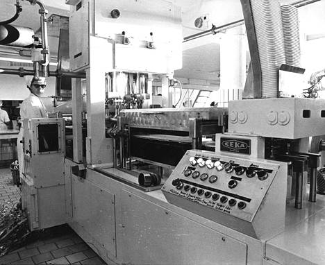 Margariinien valmistus oli osa Raision Tehtaiden toimintaa vuonna 1973, jolloin kuvattiin tämä suuritehoinen jääkaappimargariinin pakkauskone.