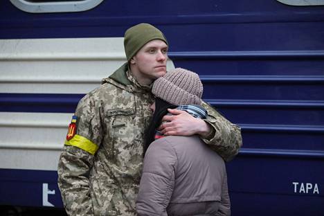 Sotilas hyvästeli tyttöystävänsä Lvivin päärautatieasemalla ennen kuin lähti itse kohti Kiovaa. 