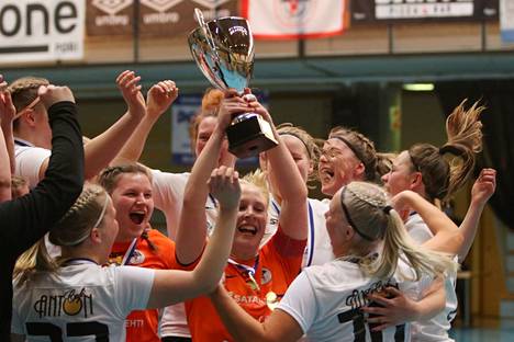 MuSan kapteeni Siiri Lilja nosti naisten futsal-liigan mestaruuspokaalin ilmaan Porin urheilutalossa toukokuussa.