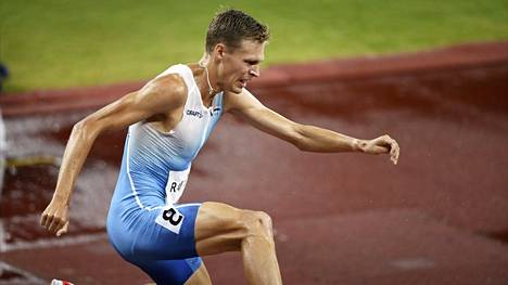 Topi Raitanen juoksi 3000 metrin esteiden kauden avauksessaan 8.38,75. Kuva Tokion olympialaisista.