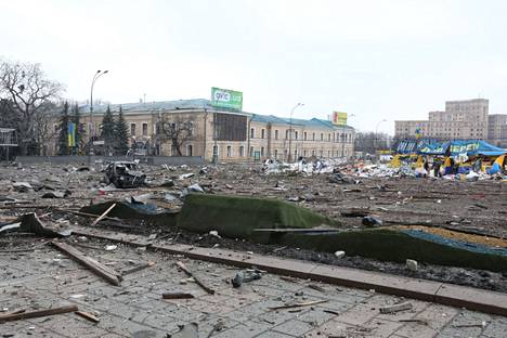 Tiistaisen iskun on kerrottu tuhonneen hallintorakennusta Harkovan keskustassa. Tällaisena näkymä tämän hallintorakennuksen läheisyydessä avautui. 