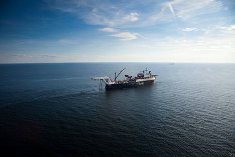 Vuonna 2015 otetussa kuvassa maailman suurin kaasuputkenlaskualus Allseas Solitaire vetää Nord Stream -kaasuputkea Itämereen.
