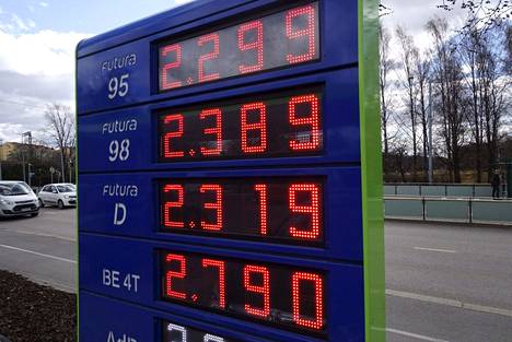 Lakimuutoksella halutaan polttoaineiden pumppuhinnat kuriin, ministeriöillä eriäviä näkemyksiä vaikutuksista.