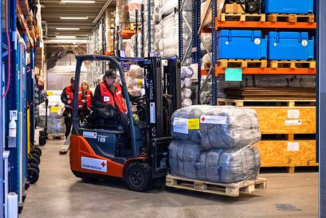 SPR:llä on Tampereen Kalkussa varasto, josta pystytään etsimään avuntarpeeseen sopivat tavarat hetkessä. Torstaina lähetettävät tavarat oli jo kerätty hyllyiltä käytäville, pakattu ja varustettu osoitelapuin.