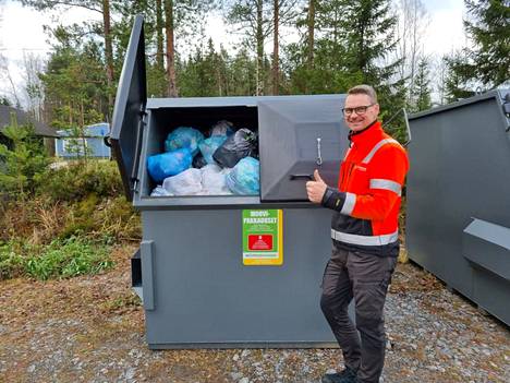 Täynnä on, näyttää Vammalan Hyötykeräyksen Lauri Jokinen. Kiikoisissa järjestettiin muovinkeräyskokeilu. Kahden viikon aikana keräyssäiliöt täyttyivät äärimmilleen.