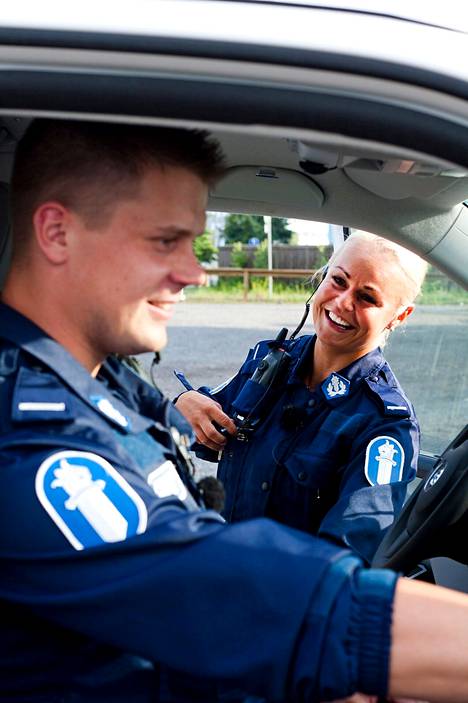 Porilaispoliisit Janne Ojaniemi ja Taina Kolkkala (nyk. Ojaniemi) osallistuivat Poliisit-sarjan 4. kauden kuvauksiin vuonna 2012.