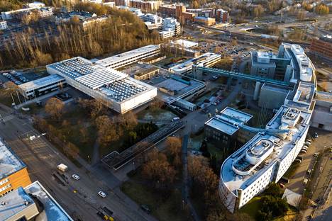 Tampereen yliopiston keskustan kampus kuvattuna 120 metristä. Pinni A on oikeassa alanurkassa etualalla.