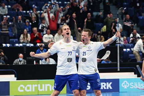 Viimeksi salibandyn MM-kisat pelattiin Suomessa ja Helsingissä vuonna 2021. Sami Johansson (vasemmalla) juhlii ratkaisumaalia Tatu Väänäsen kanssa Tšekki-välierässä.