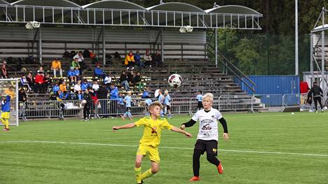 Musan Salaman Black-joukkueen ja Ilveksen Viinikka-ryhmän pelaajat tavoittelivat pääpalloja viime kesänä Tampereen Kaupissa pelatussa Fun Tampere -turnauksessa.