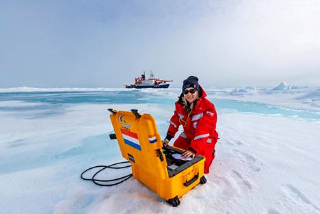 Tutkijan työ on vienyt Nokialla varttuneen Tuija Jokisen kaikille mantereille. Kuva on otettu Pohjoisella jäämerellä kesällä 2020. Jokinen kertoo, että tutkijat tutkivat sulamislammikoiden ja railojen kaasu- ja hiukkaspäästöjä.