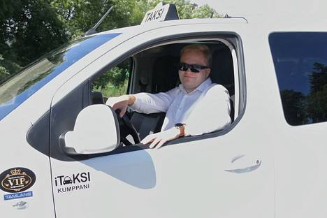 Taksiyrittäjä Niko Hormalainen kertoo, että hänen mielestään Tuomi Logistiikan kyydeissä olisi kehittämisen varaa.