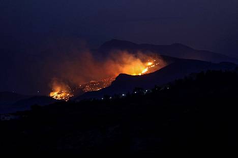 Metsäpalo riehui Samoksen saarella vuorenrinteessä Kreikassa 13. heinäkuuta 2022. 