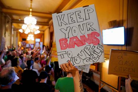 Senaatti hyväksyi lähes kaikki abortit kieltävän lain äänin 28–19. Aborttikieltoa vastustavat mielenosoittajat ilmaisivat itseään Indianan osavaltion senaatinsalin ulkopuolella perjantaina.