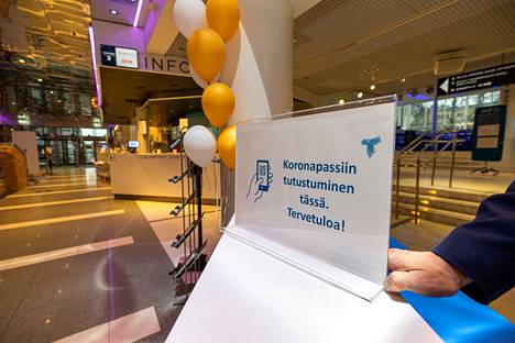 Koronapassi otettiin Pirkanmaalla käyttöön viime keskiviikkona 17. marraskuuta. Jo ennen sitä Tampere-talon pääaulassa oli isojen tilaisuuksien aikana tutustumispiste, jossa yleisö sai kokeilla koronapassin käyttöä. 