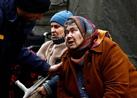 73-vuotias Tamara saatiin evakuoitua Irpinistä. Pelastustyöntekijä jutteli Tamaralle keskiviikkona Kiovassa.