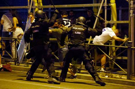 Poliisi ja jalkapallokansa ottivat yhteen Madridissa mestaruusjuhlinnan yhteydessä. 
