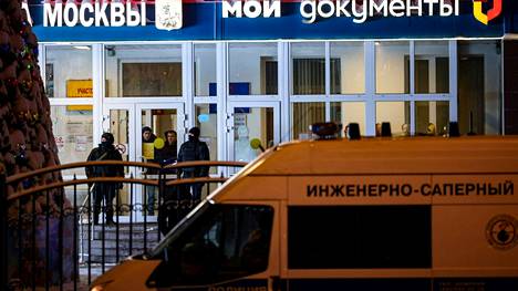 Kaksi ihmistä kuoli ja kolme haavoittui, kun asemies avasi tulen julkisten palvelujen toimistossa Moskovassa.