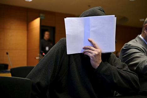Helsingin käräjäoikeud tuomitsi Mika Moringin kuuden vuoden vankeuteen seksuaali-ja väkivaltarikoksista. Kuva on aiemmasta vangitsemisistunnosta Helsingin käräjäoikeudessa 23. joulukuuta 2022.