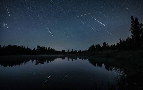 Perseidien meteoriparven tähdenlennot ovat jokavuotinen ilmiö, joka toistuu aina suunnilleen samoihin aikoihin. Timo Oksasen kuva Perseidien meteoriparvesta viime syksyltä.