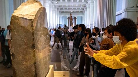 Museoyleisö valokuvasi ja tarkasteli Rosettan kiveä Lontoon British Museumissa 26. heinäkuuta. Egypti haluaisi saada museossa vuodesta Lontoon British Museumissa on vuodesta 1802 säilytetyn kiven takaisin. 