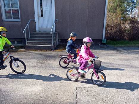 Kiikan päiväkodilla Unelmien liikuntapäivää vietettiin pyöräilyn merkeissä. Lapset olivat kovasti toivoneet pyöräilyä jo pitkään.