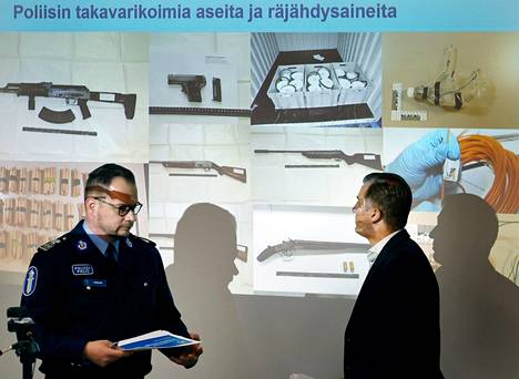 Tutkinnanjohtaja, rikosylikomisario Toni Sjöblom ja suojelupoliisin erikoistutkija Eero Pietilä Porin poliisitalolla järjestetyssä tiedotustilaisuudessa.
