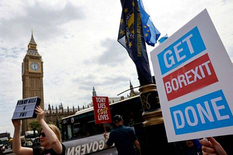Brexitin ja konservatiivista hallitusta vastustavat protestoivat Lontoossa parlamenttitalon ulkopuolella 13. heinäkuuta.
