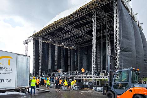 Näin rakennetaan festivaalilavaa Tampereen Hakametsän jäähallin parkkipaikalle. Kuvassa lavalle nostetaan valoja.